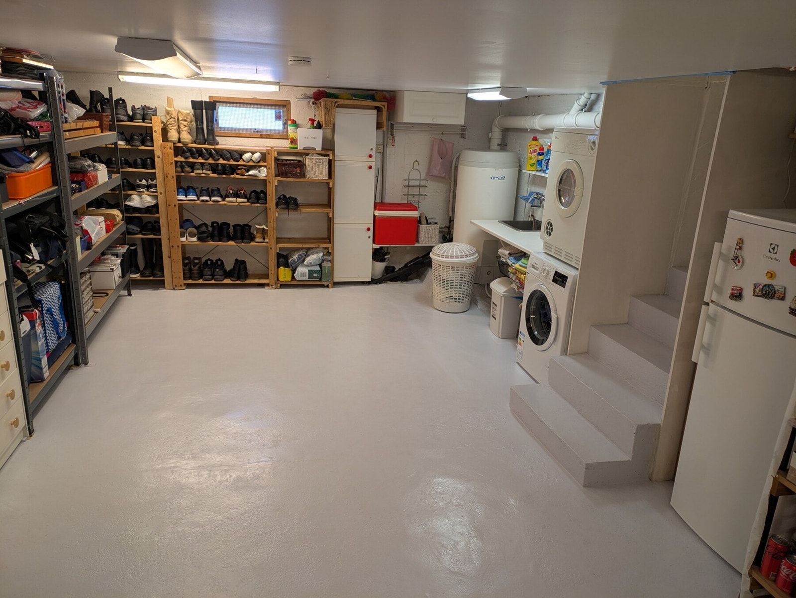 Kjellerrom med målverdig areal på 20 kvm og gulvareal 30 kvm. Her er det opplegg for vaskemaskin og godt med oppbevaringsplass. Galleribilde