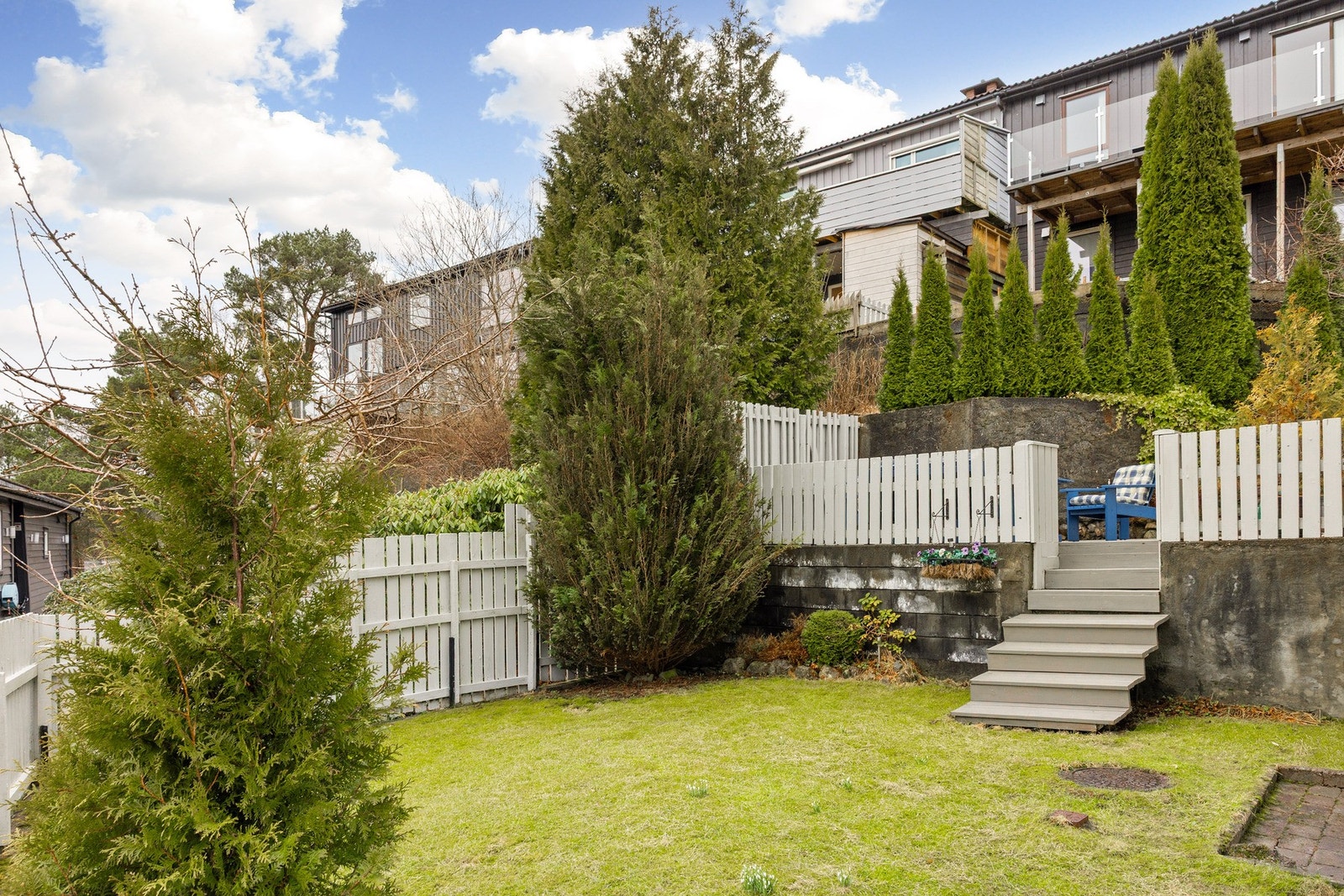 Ettersom huset ligger på enden rekken får man ekstra stort uteareal. Galleribilde