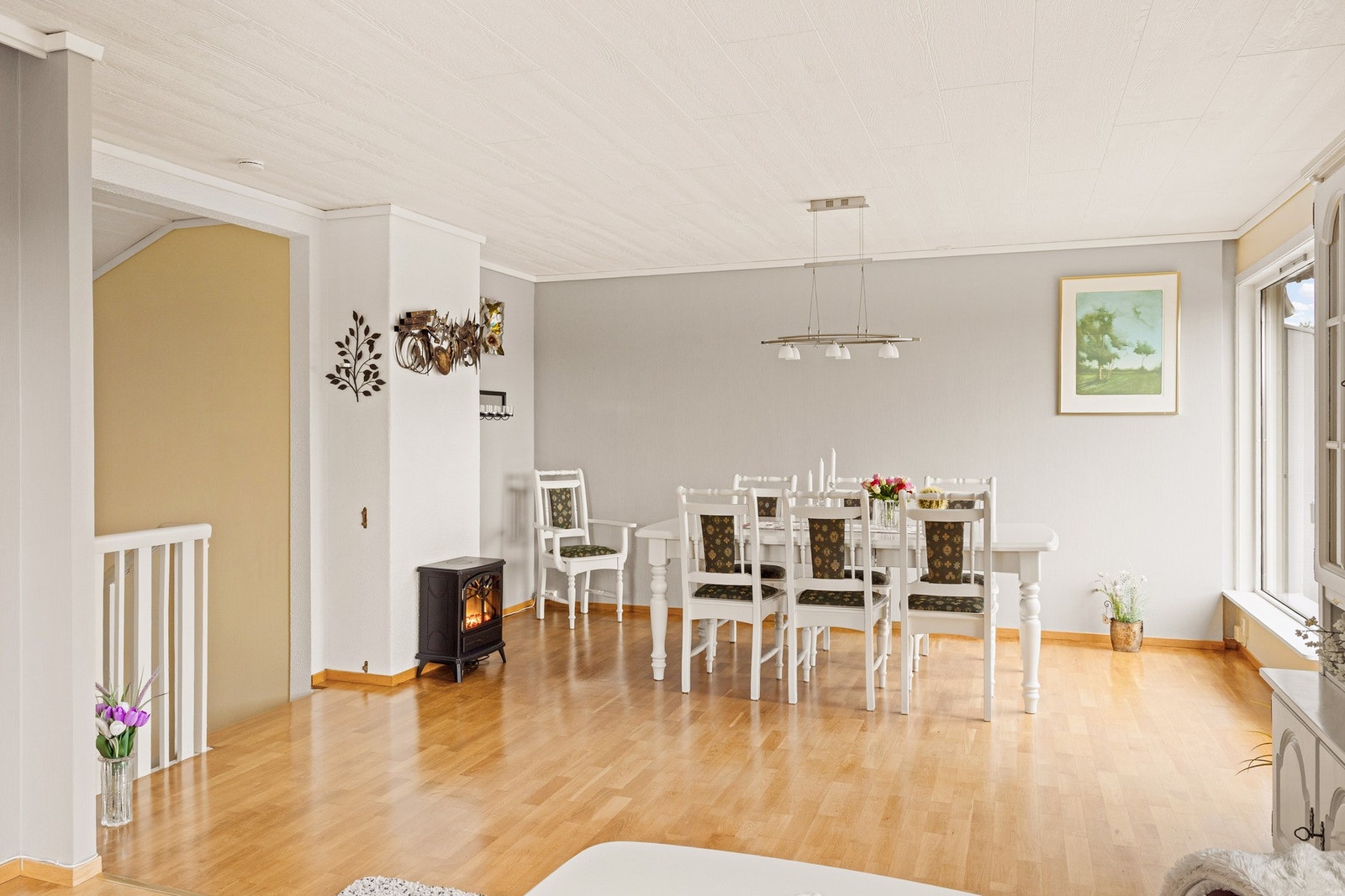 Det er mulighet for peis i stue. (En frittstående elektrisk ovn som står i stuen i dag). Galleribilde