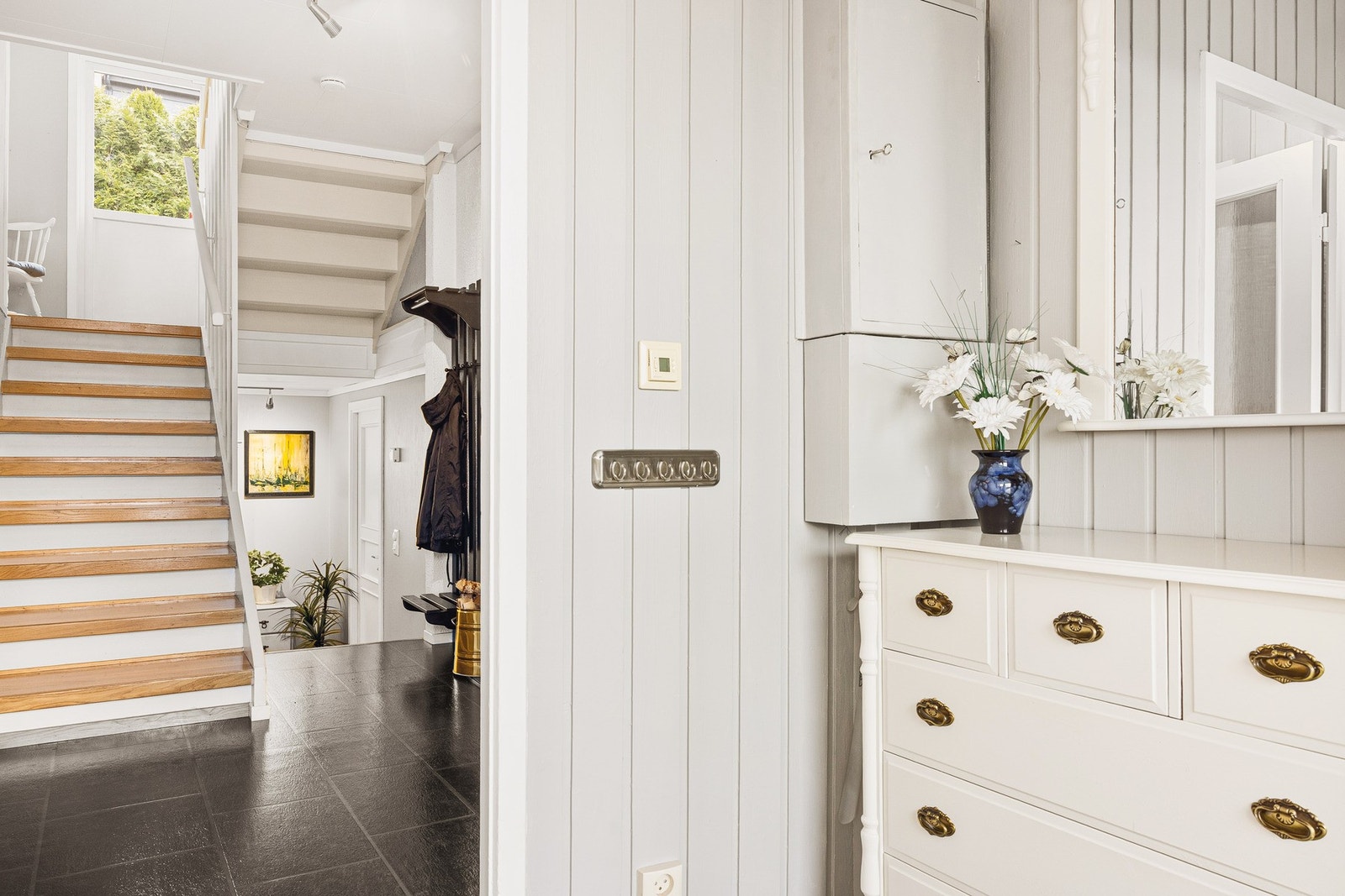 Flislagt entré og hall med god plass til å henge fra seg yttertøy. Galleribilde