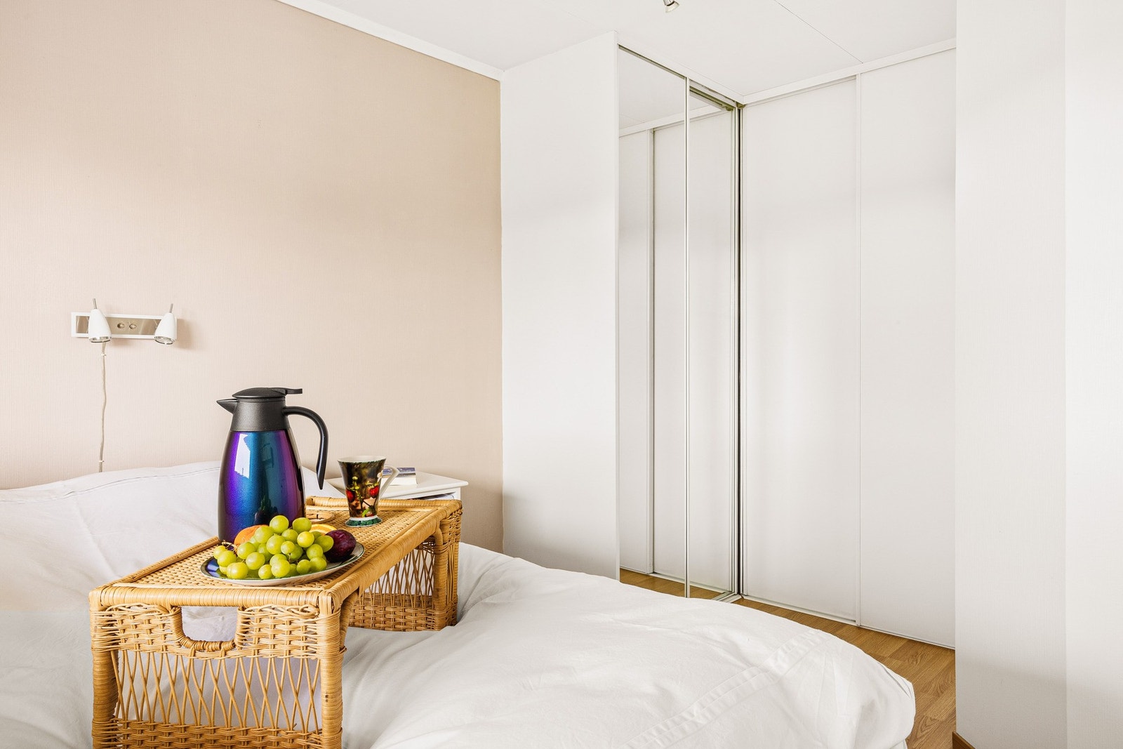 På soverommet er det godt med oppbevaringsplass i garderobeskap. Galleribilde