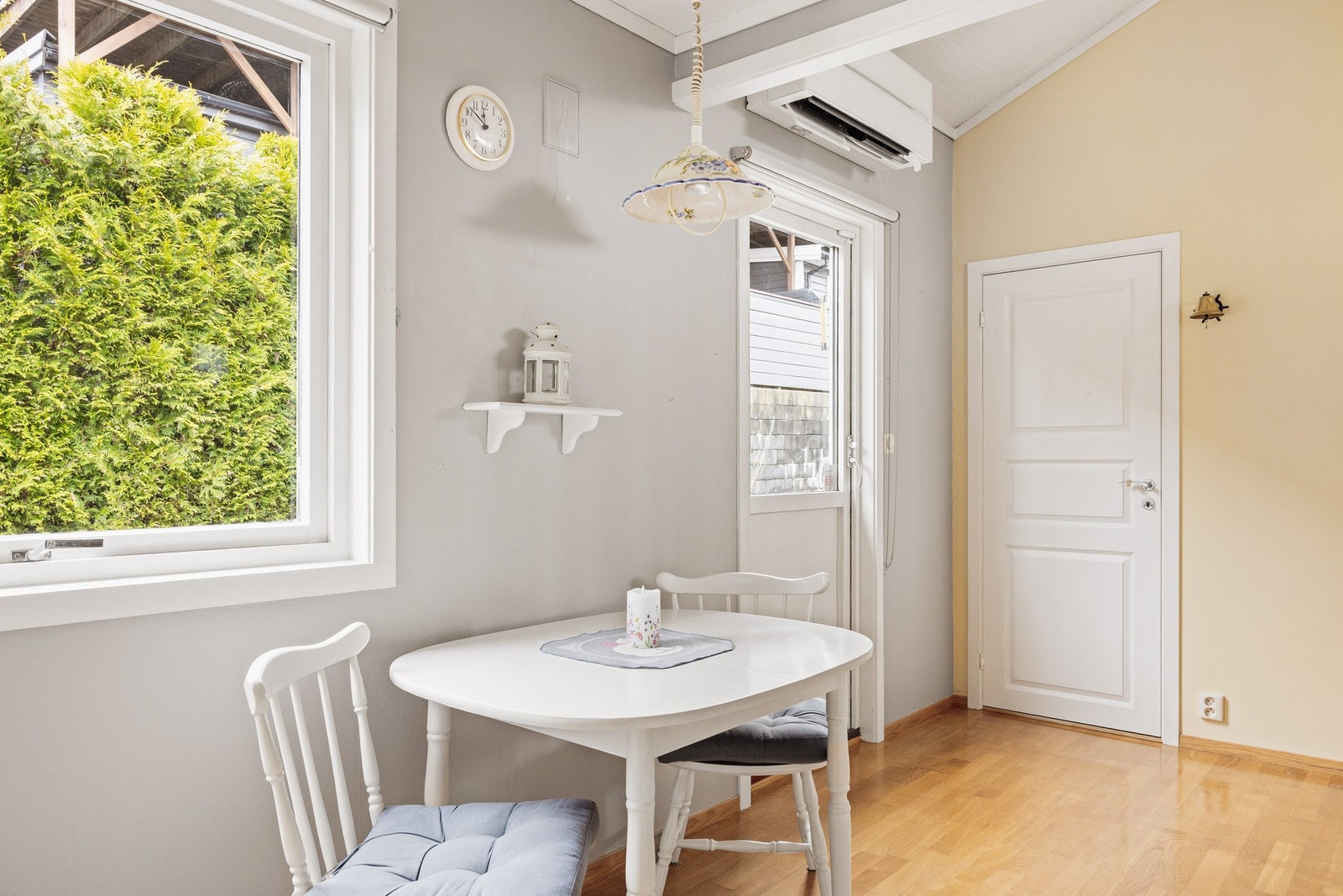 Fra kjøkkenet er det utgang til uteområdet. Galleribilde