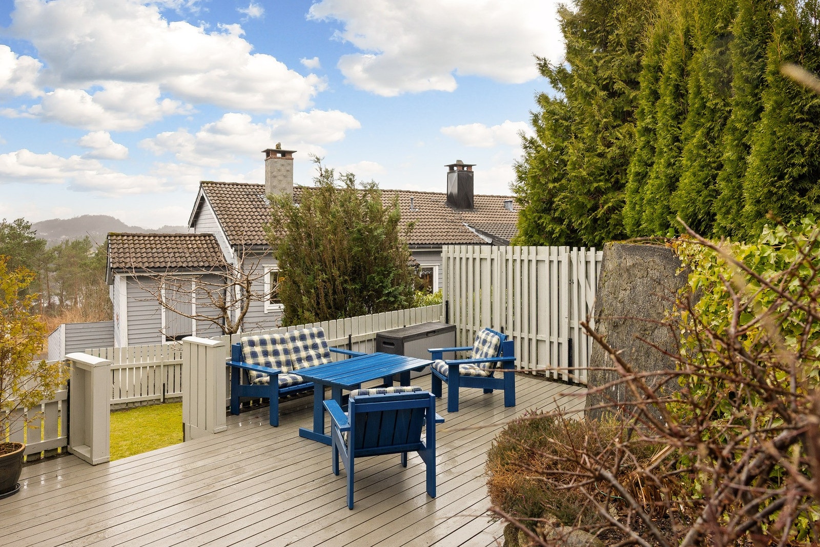 Et enderekkehus med nydelige uteområder i barnevennlige omgivelser. Galleribilde