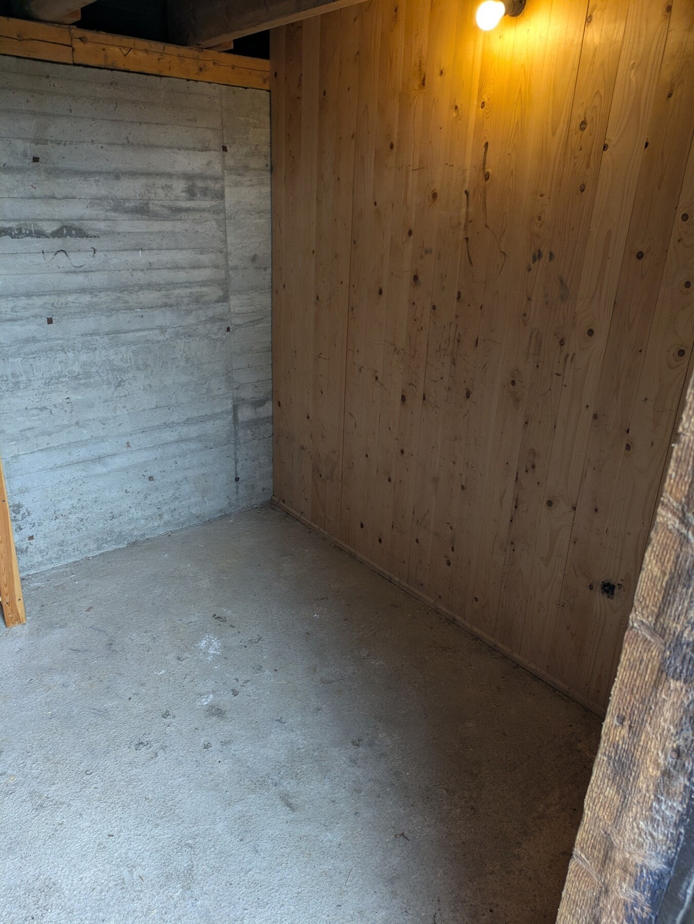 Boligen har bruksrett til 1/3 av to eksterne boder på hhv. 8 og 16 kvm. Galleribilde