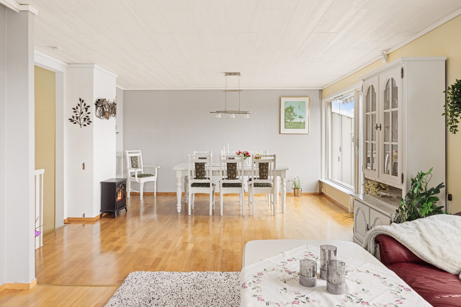 Stuen har en praktisk utforming som gjør den lett å møblere etter eget ønske. Galleribilde