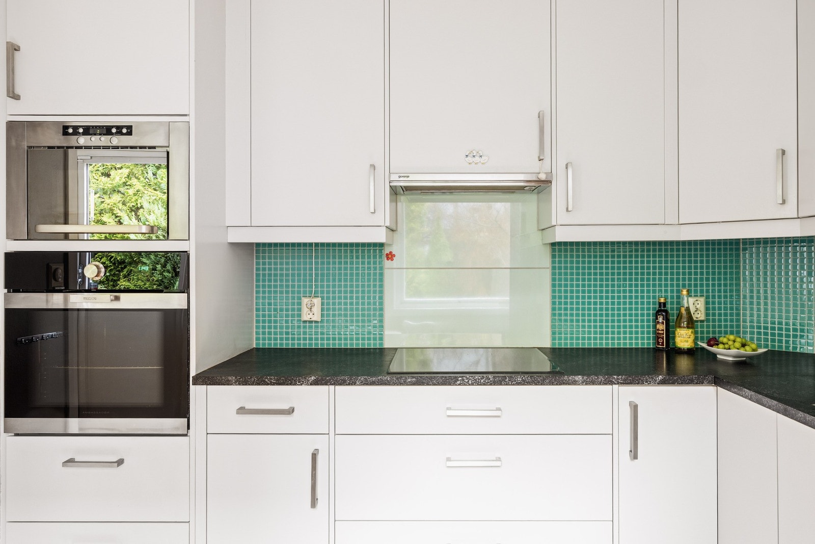 På kjøkkenet er det integrert stekeovn, induksjonstopp, oppvaskmaskin, mikrobølgeovn og plass til kjøleskap, alle hvitevarer medfølger. Galleribilde