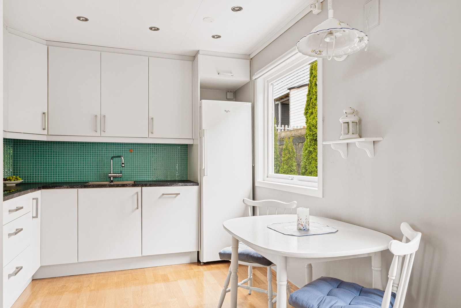 Plass til et lite spisebord på kjøkkenet. Galleribilde