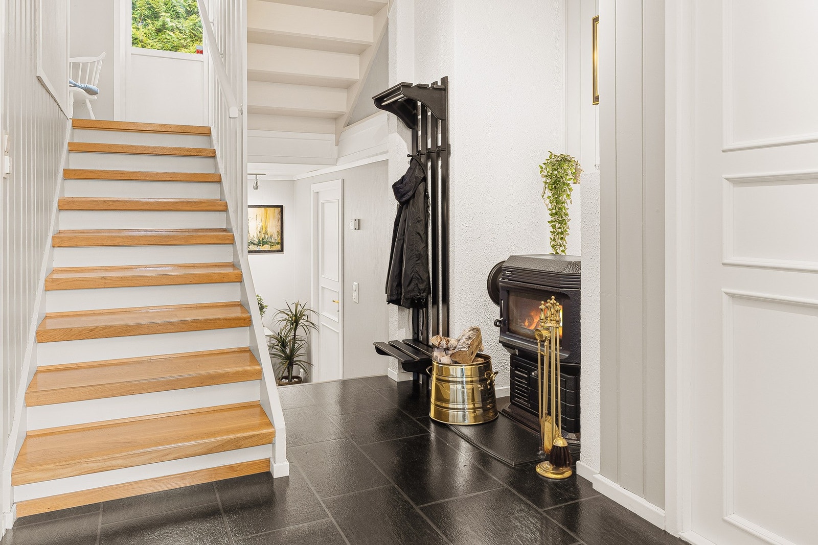 Vi beveger oss ned en etasje. Her er det installert rentbrennende vedovn. Galleribilde