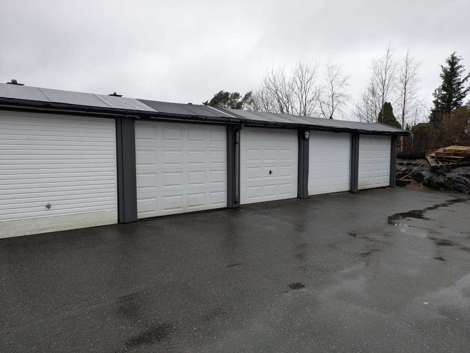 Boligen har egen garasje i rekke, 3. siste. Ny garasjeport i 2011 og portåpner i 2015. Galleribilde