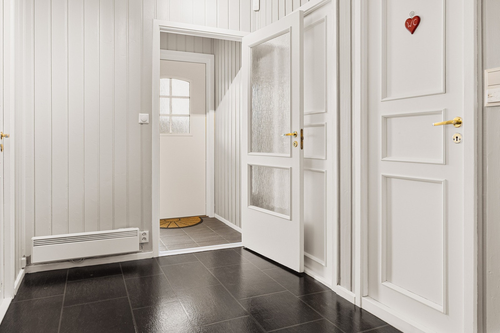 Romslig hall på 9,6 kvm og vindfang på 2,4 kvm. Galleribilde