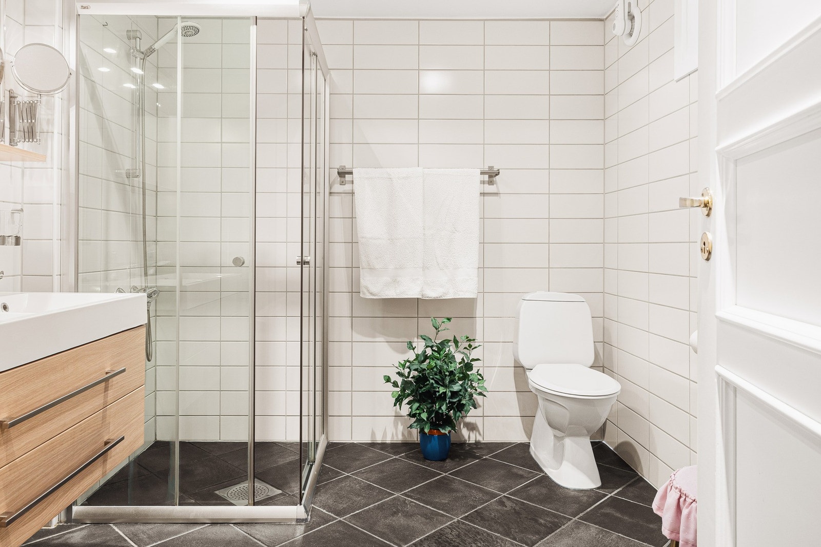 Fint helfliset bed med varme i gulv. Galleribilde