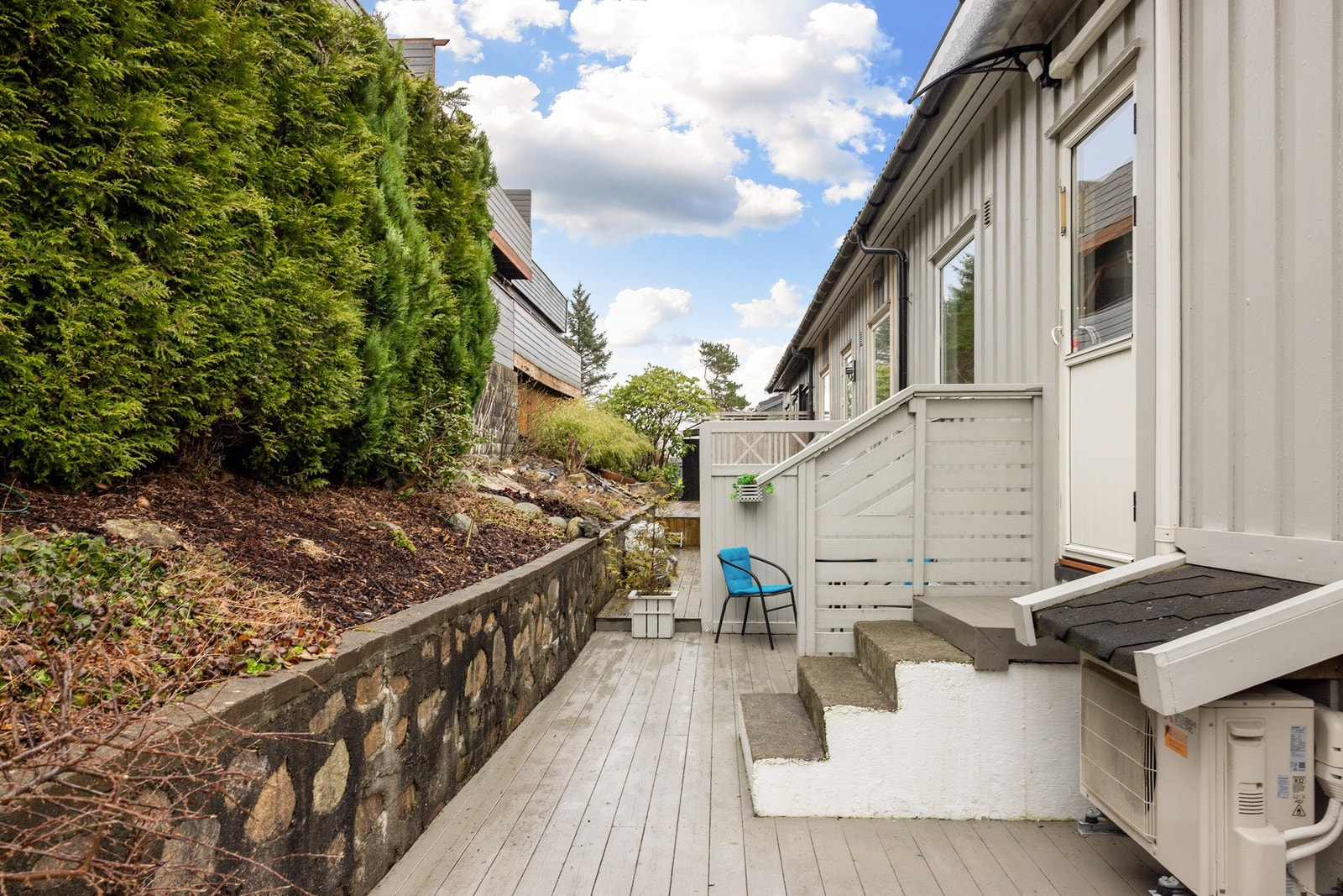 Denne terrassen måler 18 kvm. Her tilkomst fra kjøkken. Galleribilde