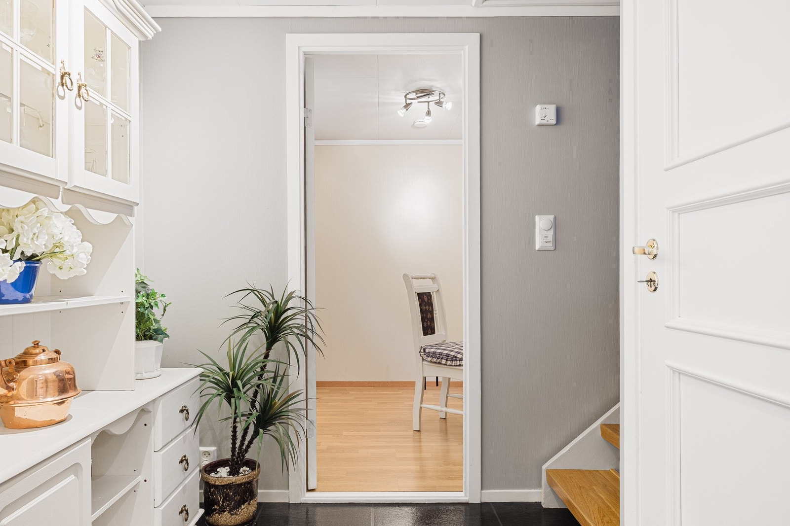 Vi beveger oss ned en halvetasje. Her er det også tilkomst ned til kjeller. Galleribilde