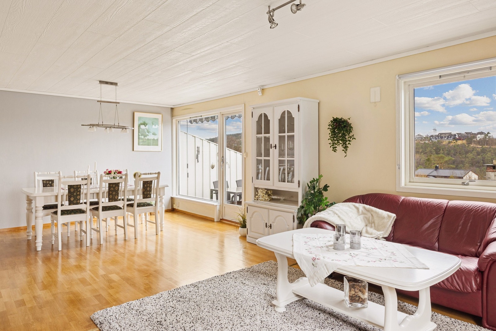 Boligen er innholdsrik og går over flere plan med halvetasjer. Galleribilde