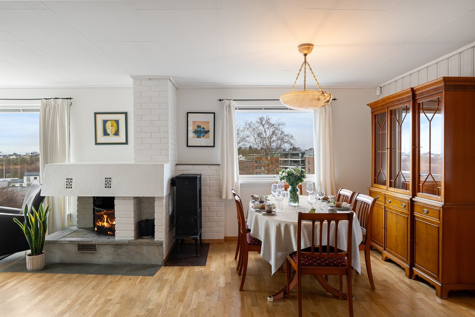 Flott tidstypisk peis og vedovn Galleribilde