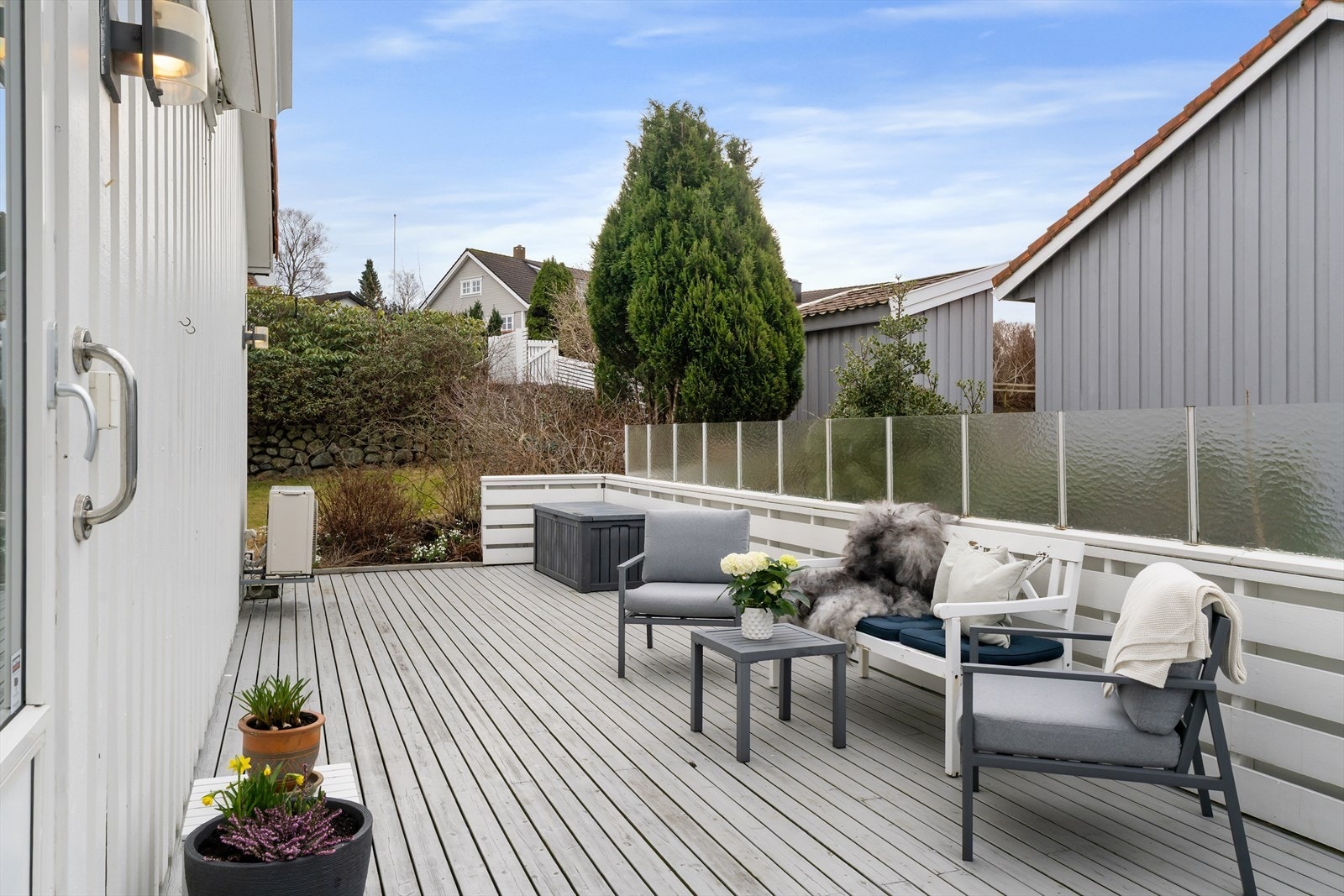 Lun og skjermet terrasse Galleribilde