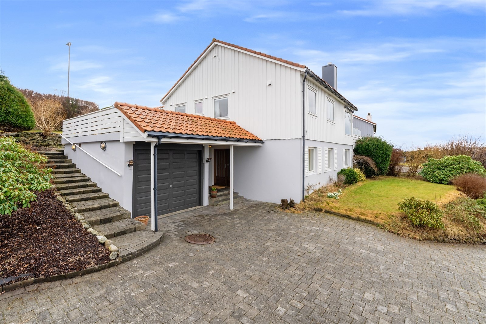 Opparbeidet gårdsrom. Parkering i garasje, og på egen tomt Galleribilde