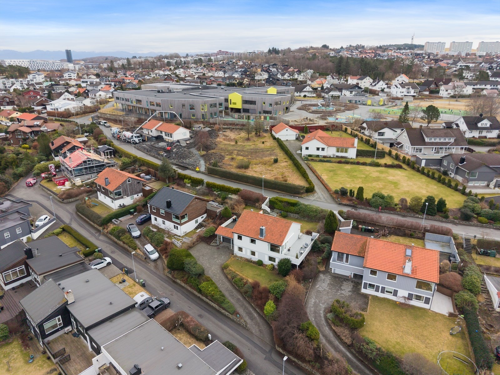 Like ved nyrenoverte Madlamark skole med flotte uteområde, balløkke, idretts- og svømmehall Galleribilde
