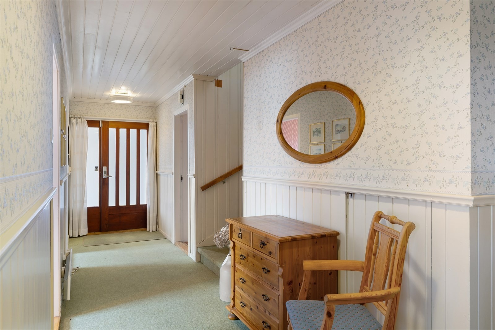 Hall med garderobeplass og fine teakdører Galleribilde