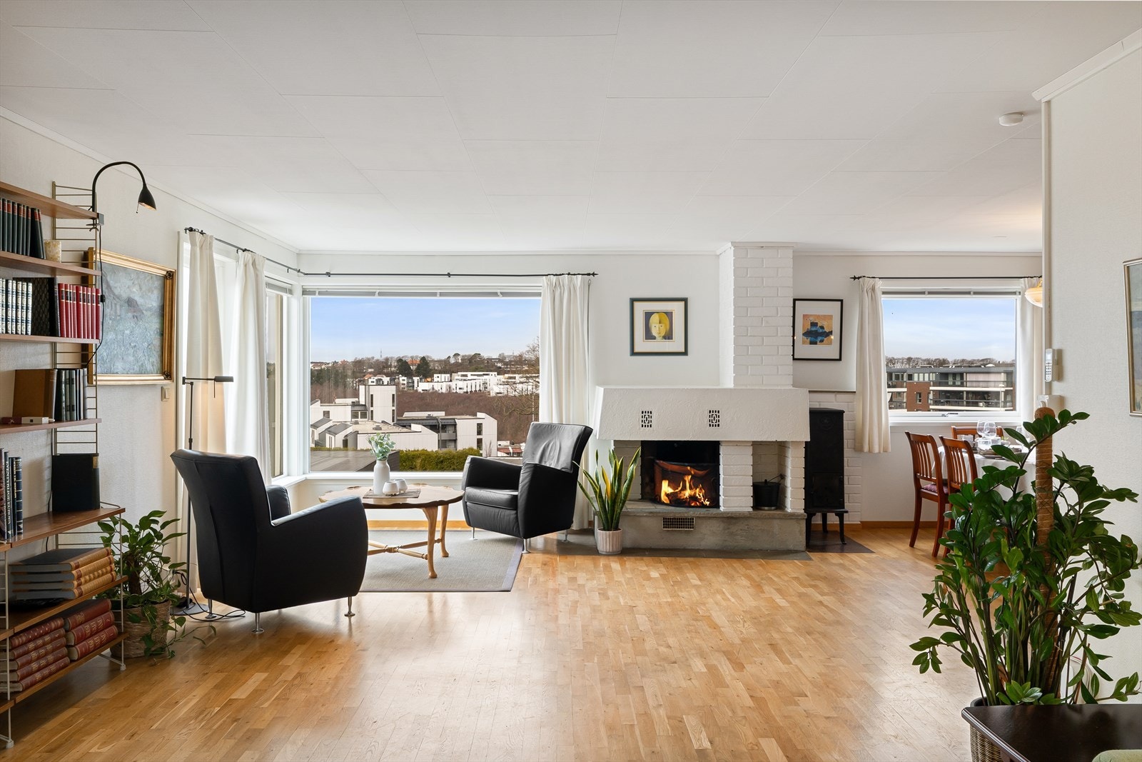 Stor stue i vinkel med parkett på gulv Galleribilde