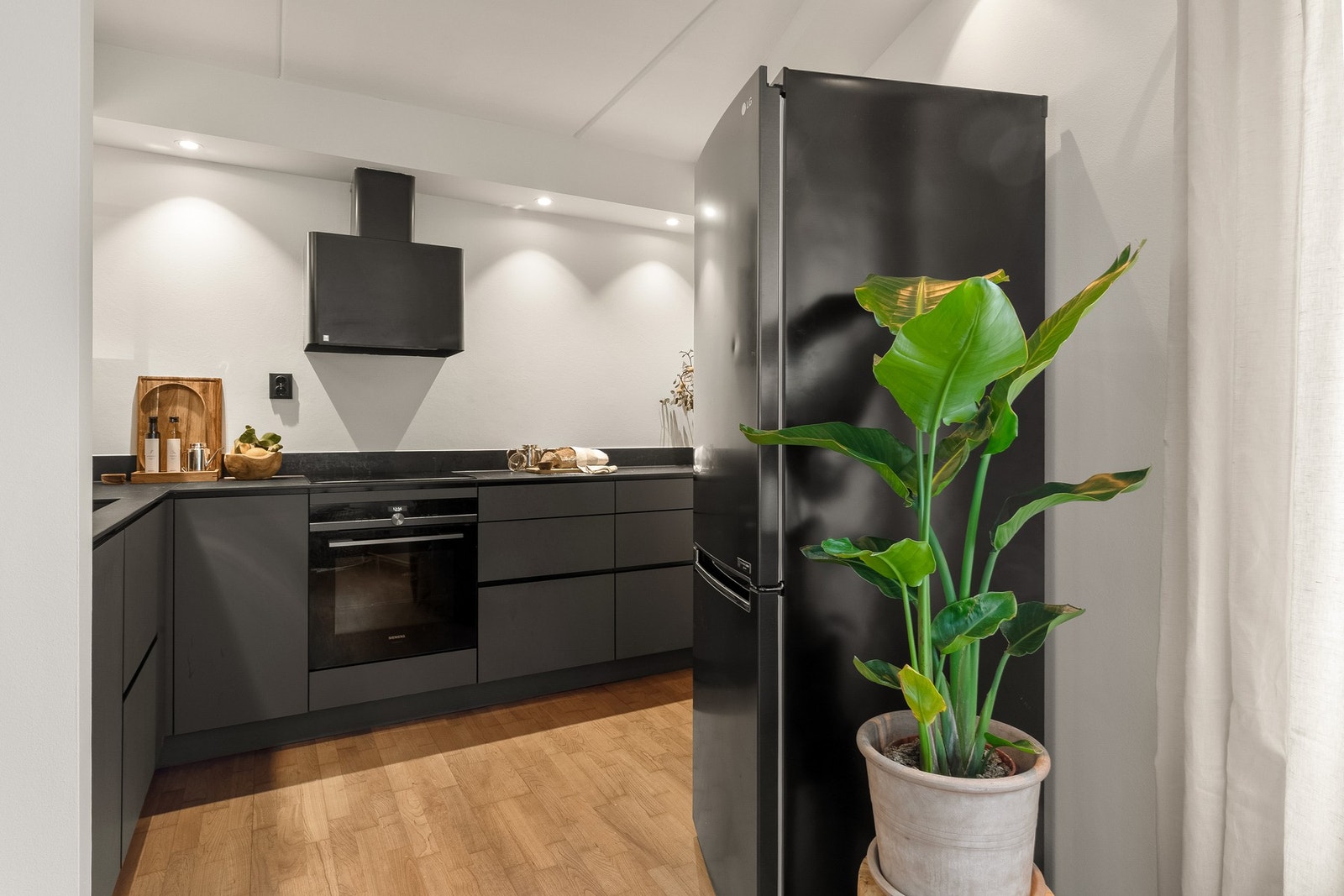 Kjøkkenet har rikelig med skap- og benkeplass som gir gode arbeidsforhold for matlaging. Galleribilde