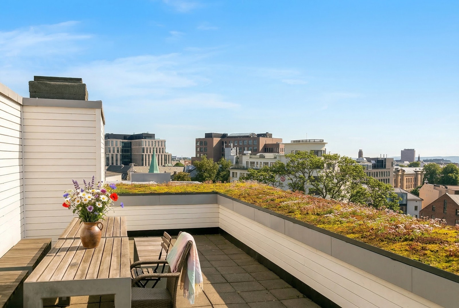 Sameiet disponerer en felles takterrasse med utmerkede solforhold og flott utsikt. Galleribilde