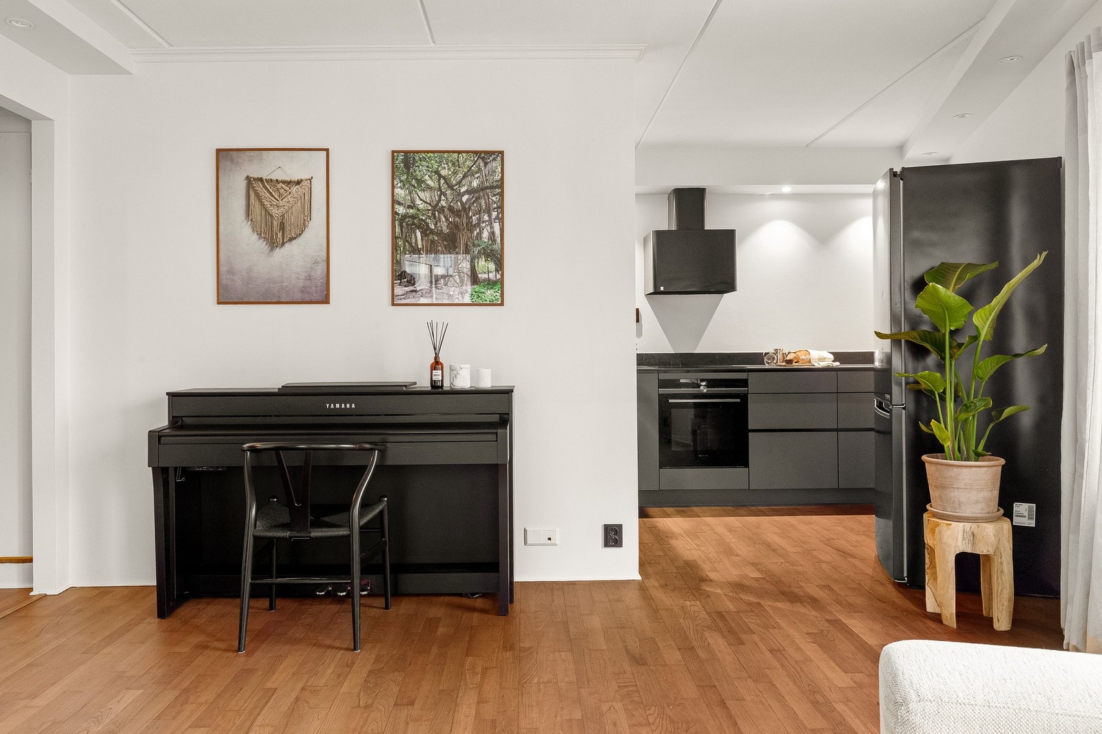 Leiligheten oppvarmes via radiatorer tilknyttet felles fjernvarmeanlegg. Galleribilde