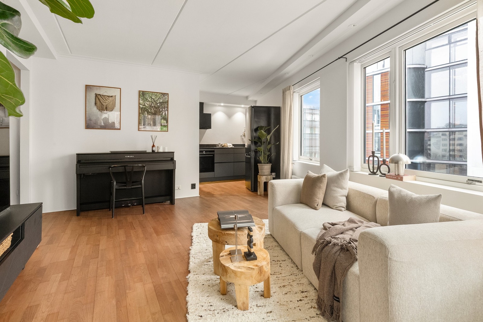 Overflatene er malt i en tidløs fargetone, og gulvet er nyslipt og overflatebehandlet i 2026. Galleribilde