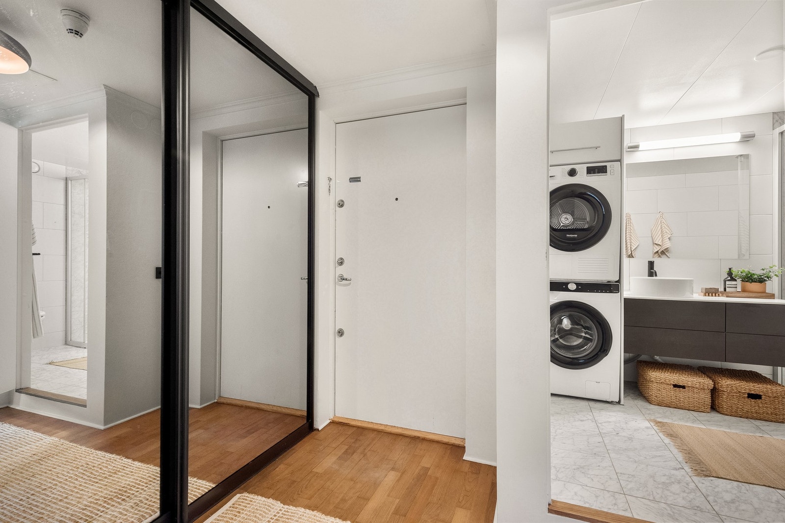 Lys og innbydende entré med god plass til oppheng av yttertøy i skyvedørsgarderobe. Galleribilde