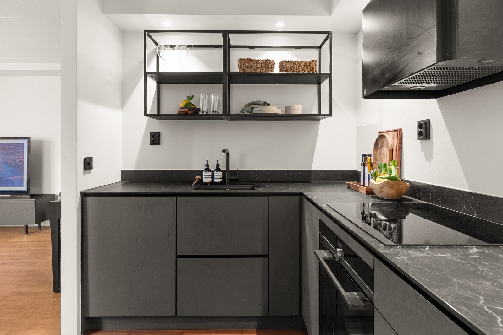 Integrerte hvitevarer bestående av induksjonstopp, stekeovn og oppvaskmaskin medfølger handelen. Galleribilde