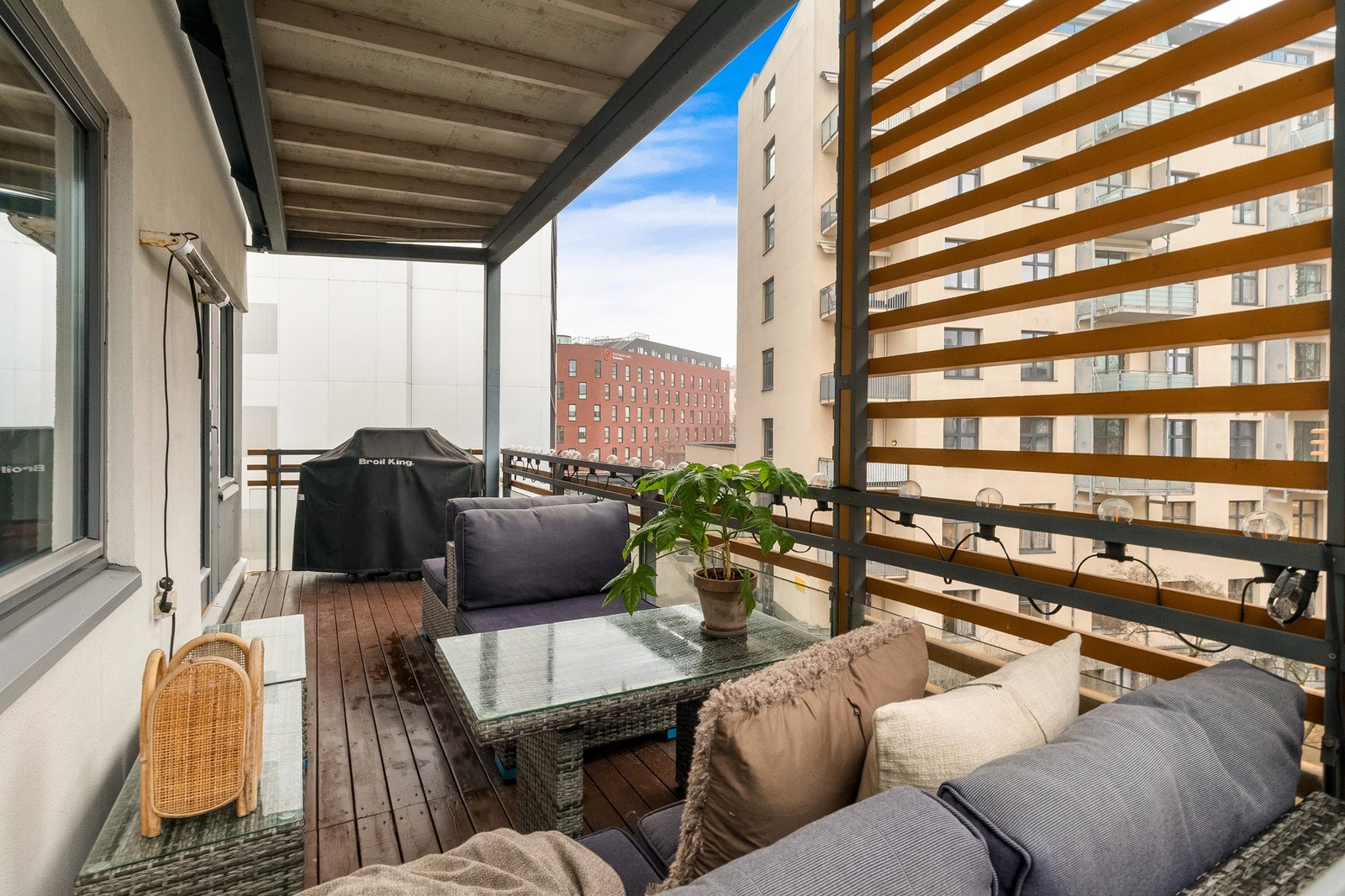 Her er det god plass til utemøbler, grill, belysning og grønne innslag som skaper en hyggelig uteplass. Galleribilde