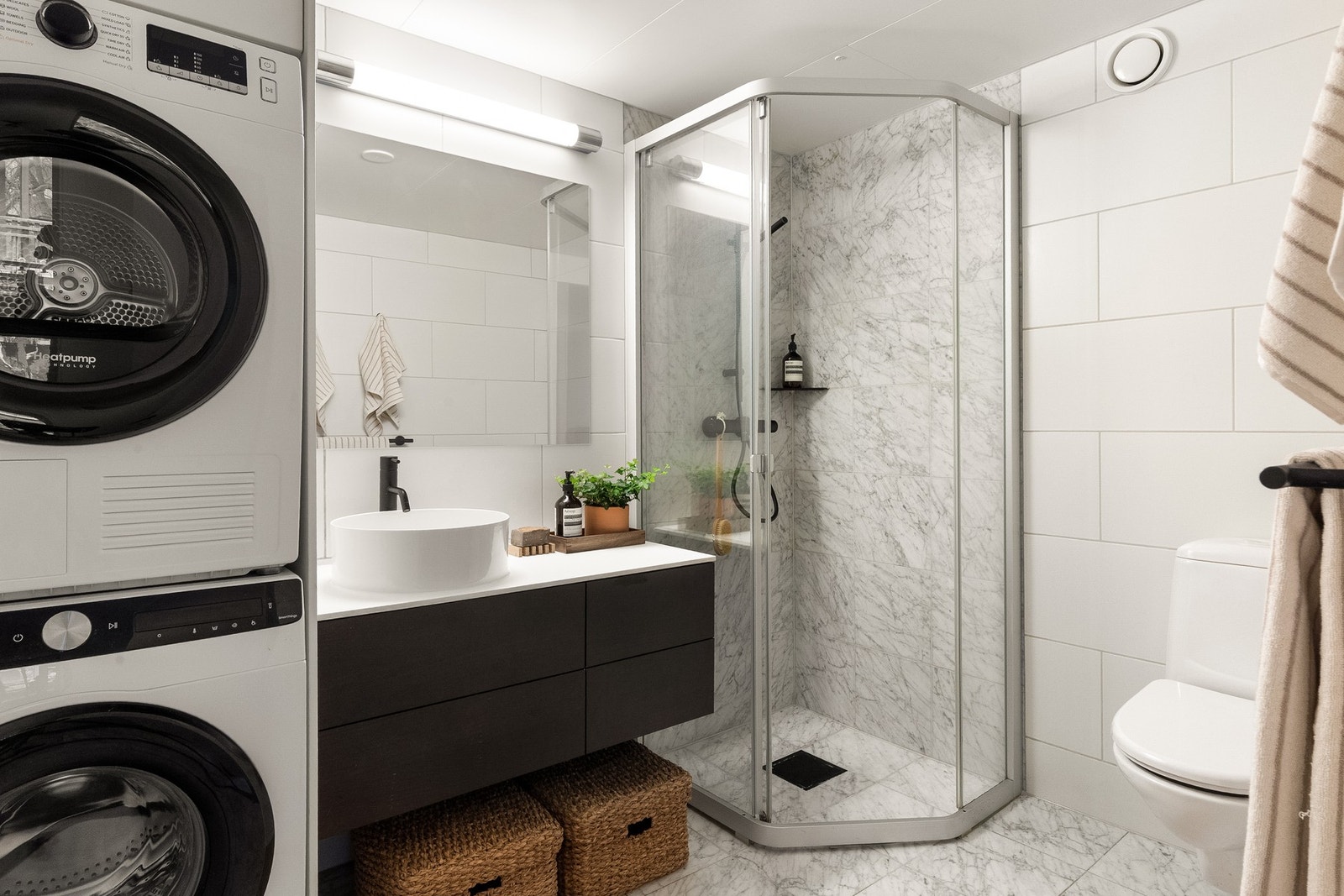 Lekkert flislagt bad oppgradert i 2019/2026 med flis på flis samt ny innredning. Galleribilde