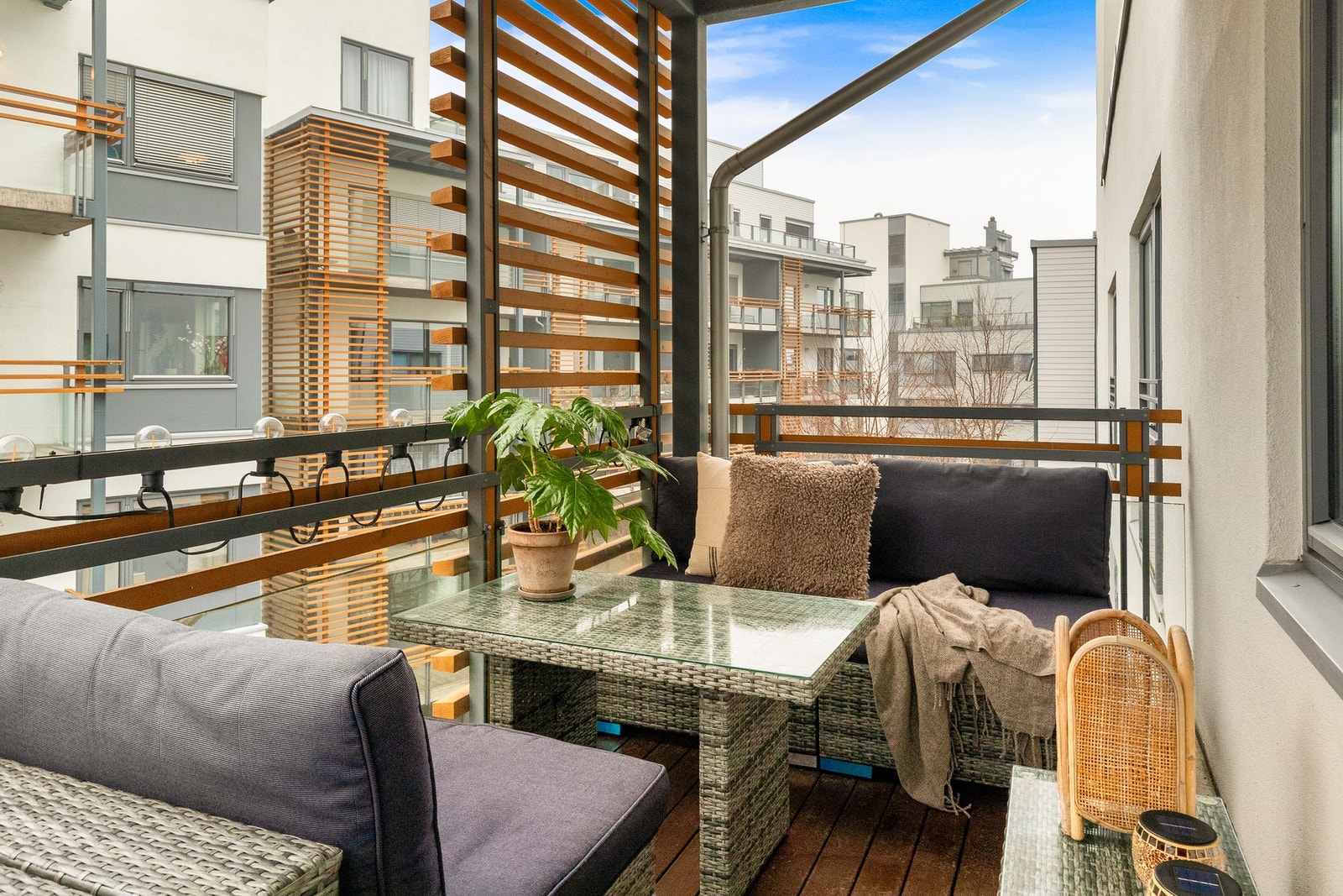 Stuen forlenges av en romslig balkong på ca. 11 m² som vender mot nordøst og byr på behagelig morgensol. Galleribilde