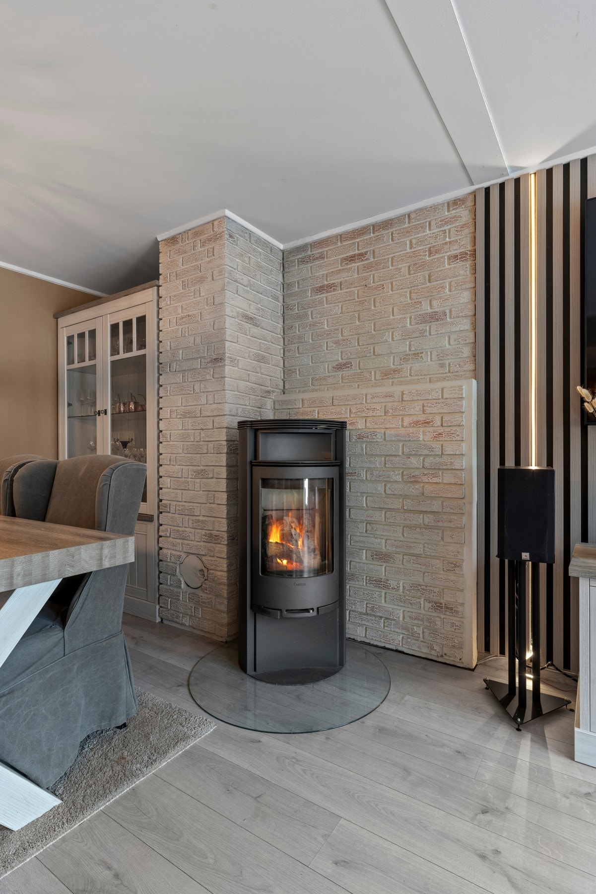 Peisen i hjørnet bidrar til god varme og lun stemning Galleribilde