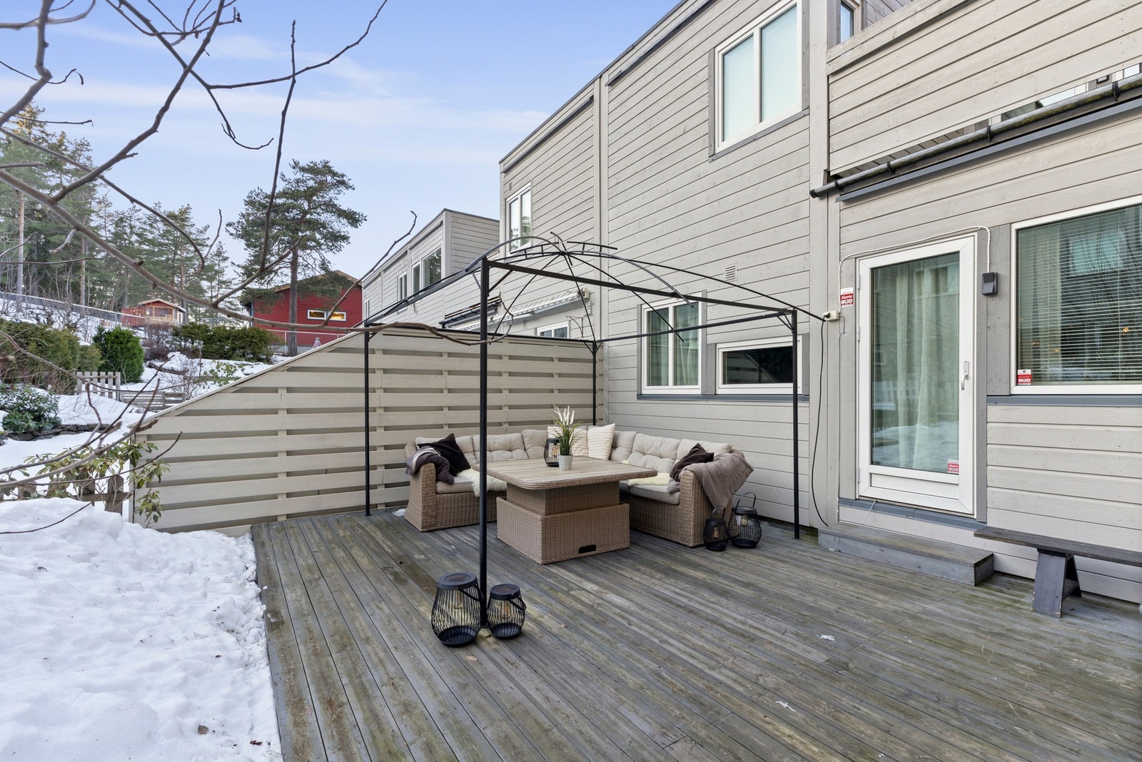 Terrassen har god plass til loungemøbler og grill Galleribilde