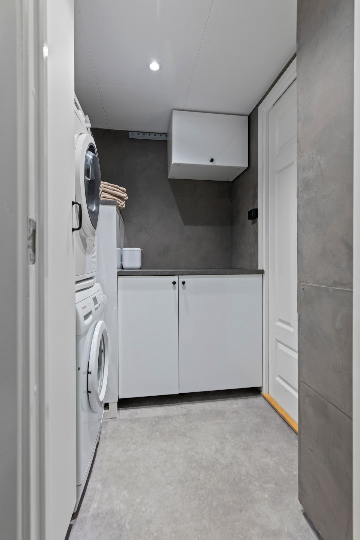 Det er god plass til oppbevaring av vaskeartikler i flere skap Galleribilde