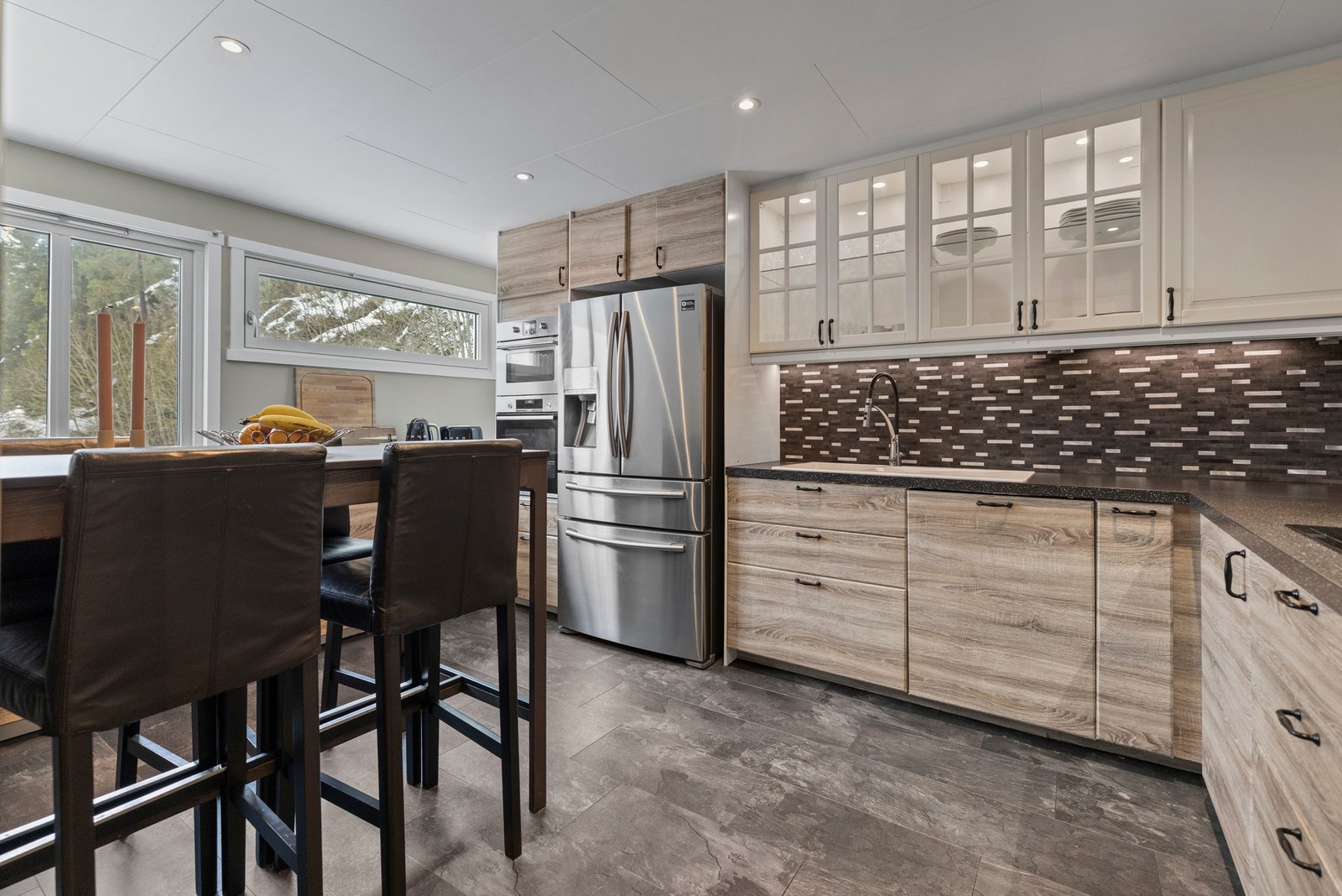 Rommet har god utnyttelse av plassen med skap og skuffer som gir rikelig med oppbevaringsmuligheter Galleribilde