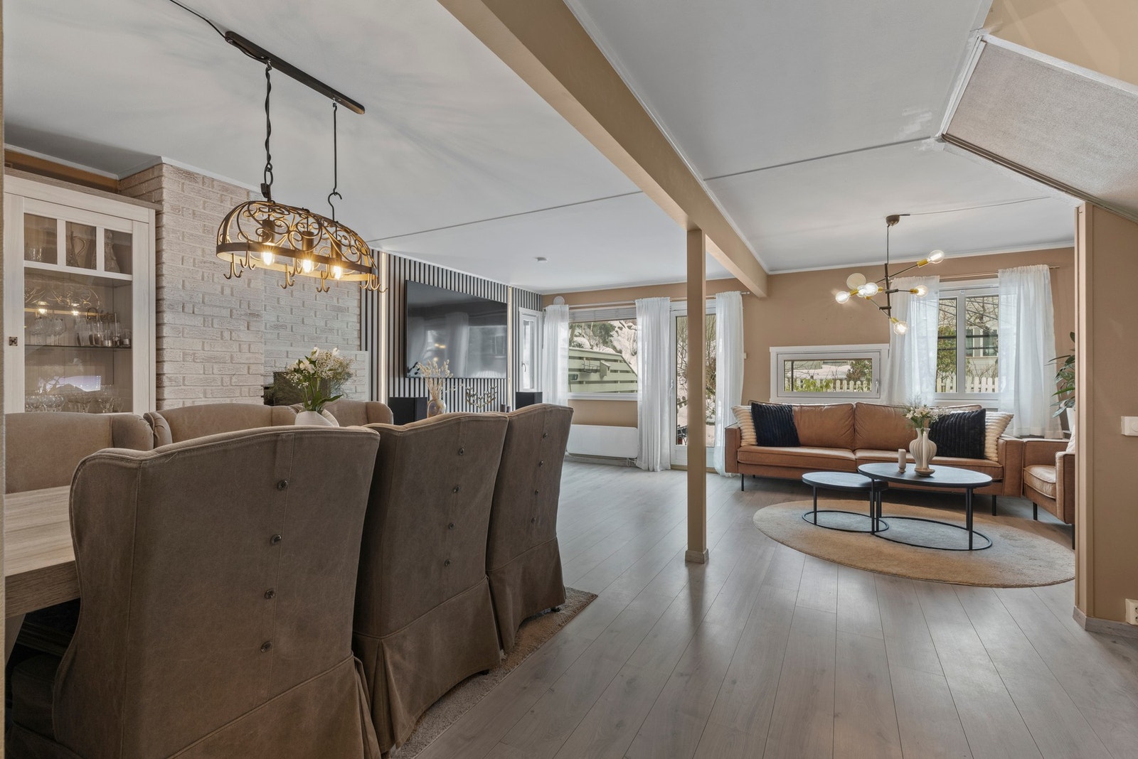 Rommet gir gode muligheter for fleksibel møblering, enten du ønsker en stor sofagruppe eller en kombinasjon av sitte- og oppholdsplass Galleribilde