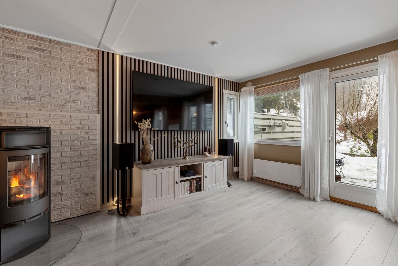 Vindusflatene sørger for naturlig lys som skaper et lyst og innbydende oppholdssted Galleribilde