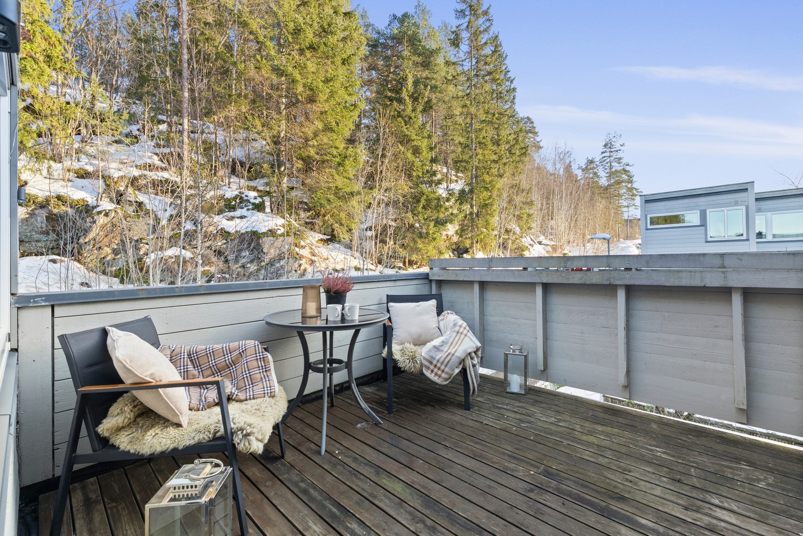 Fra det ene soverommet i 2.etasje er det utgang til den sydvestvendte balkongen på cirka 8,5 m² Galleribilde