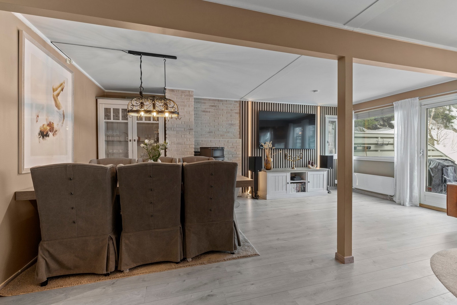 Her er det plass til et stort spisebord Galleribilde