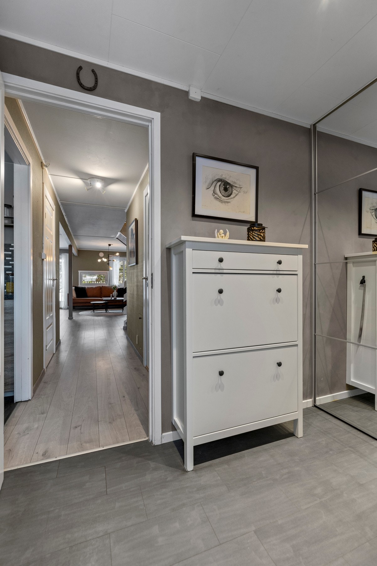 I tillegg er det plass til kommode og diverse oppheng for ytterligere oppbevaring Galleribilde