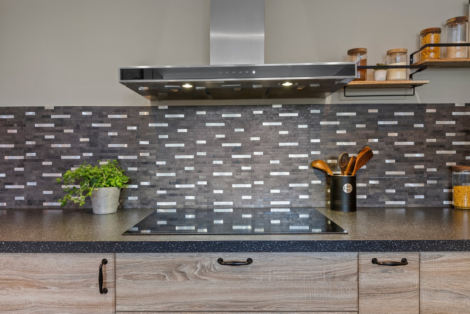 Det er utstyrt med integrerte hvitevarer som platetopp, stekeovn, oppvaskmaskin og mikrobølgeovn, samt kullfilterventilator Galleribilde