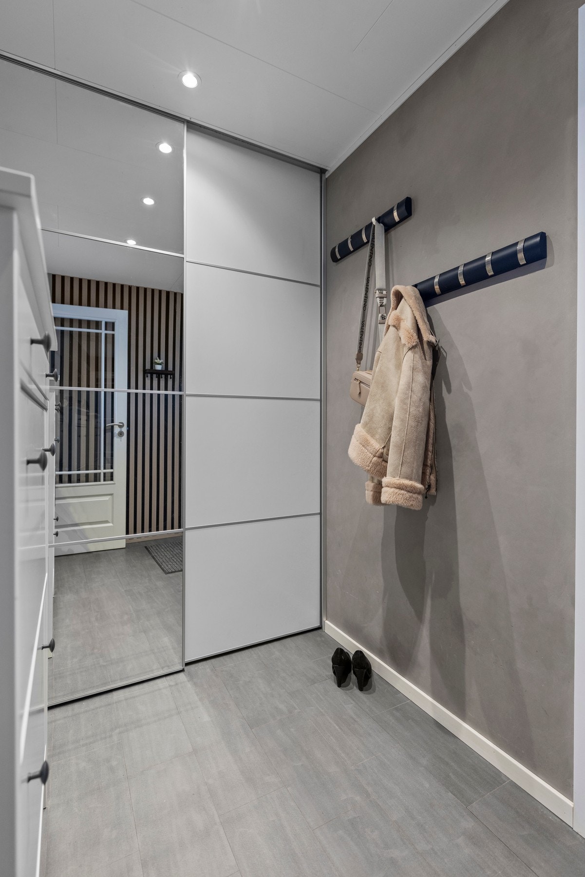 Rommet har et stort garderobeskap hvor yttertøyet kan henges bort Galleribilde