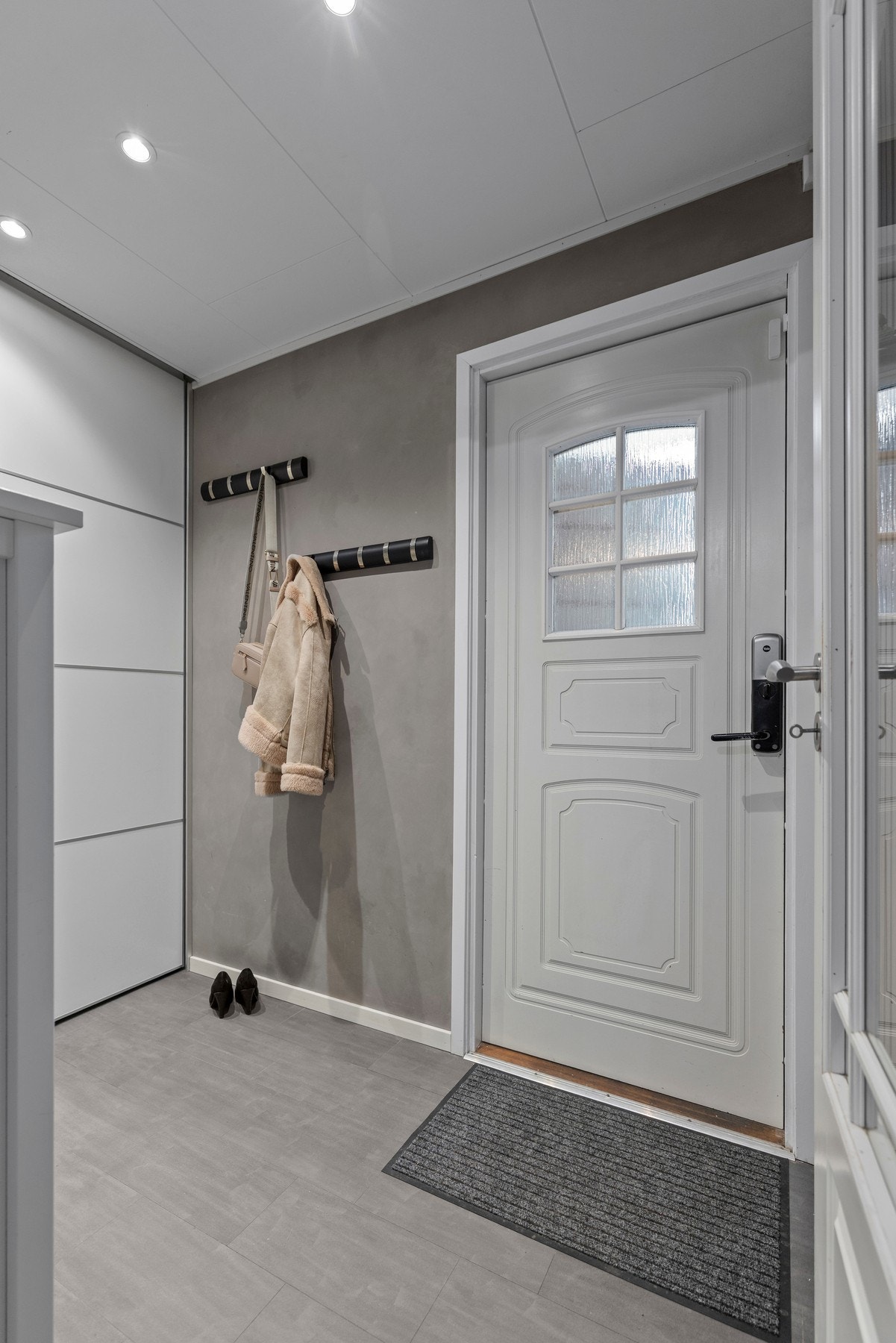 Entreen er romslig med moderne overflater som gir et godt førsteinntrykk Galleribilde