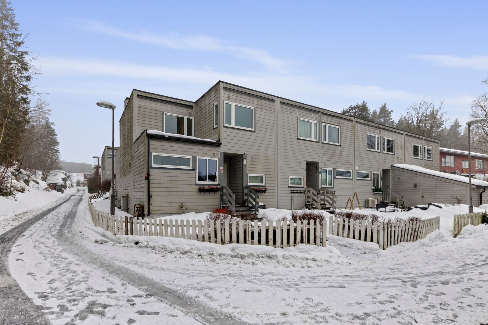 Rekkehuset ligger fint til på enden og har et hyggelig inngangsparti vendt mot nordøst Galleribilde