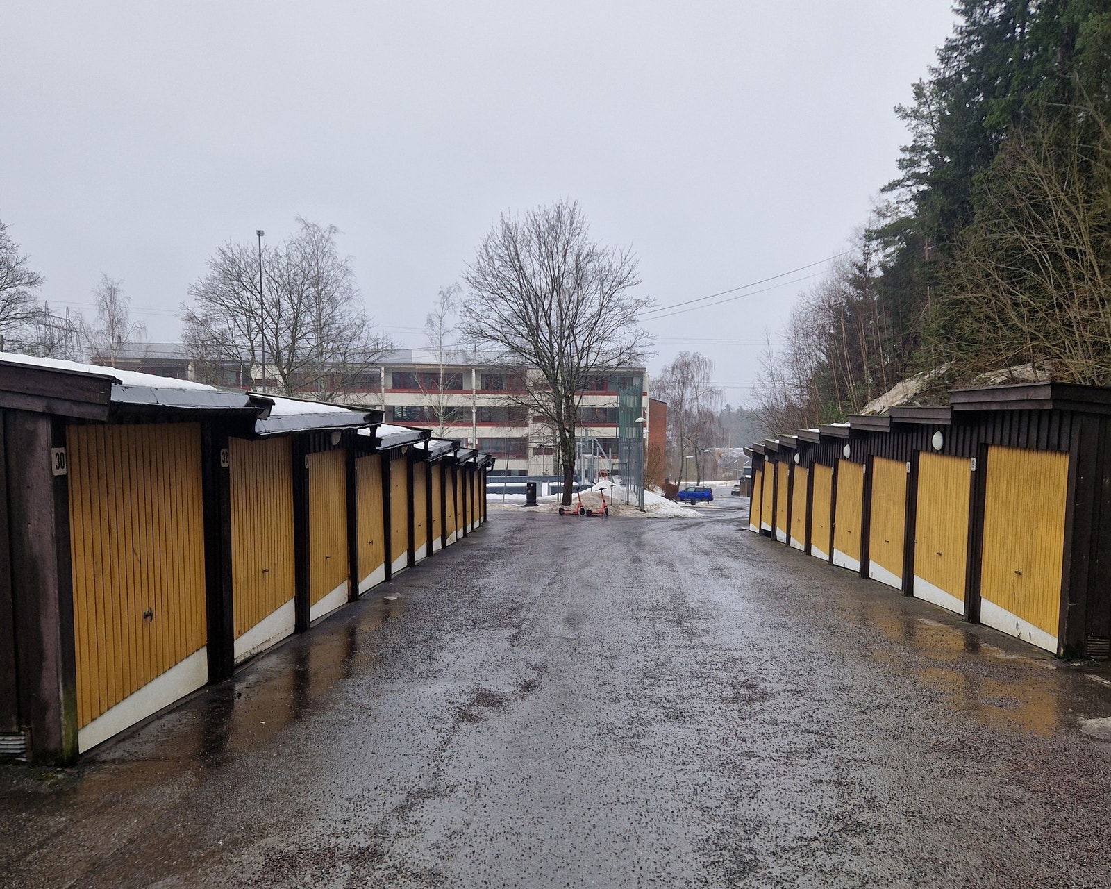 Boligen disponerer en garasje i fellesrekke med elbillader (bilde fra eier) Galleribilde