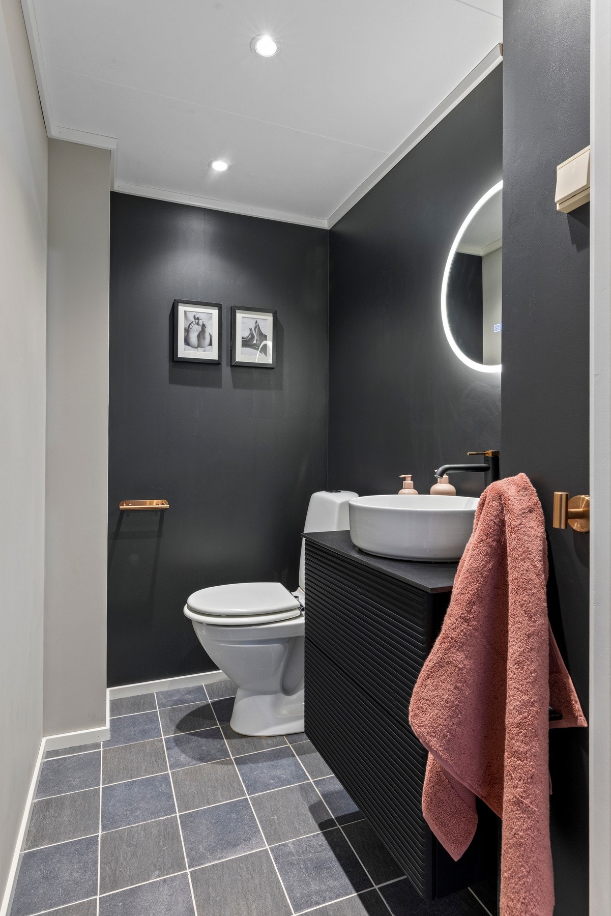 Toalettrommet i andre etasje er utstyrt med gulvstående toalett og servant med profilerte skapfronter Galleribilde