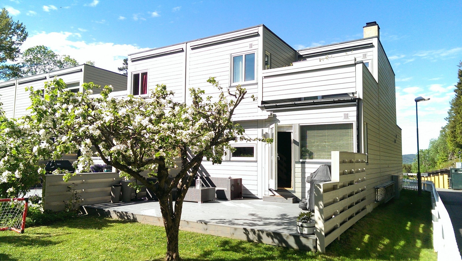 Boligen har flotte og solrike uteplasser! (bilde fra eier) Galleribilde