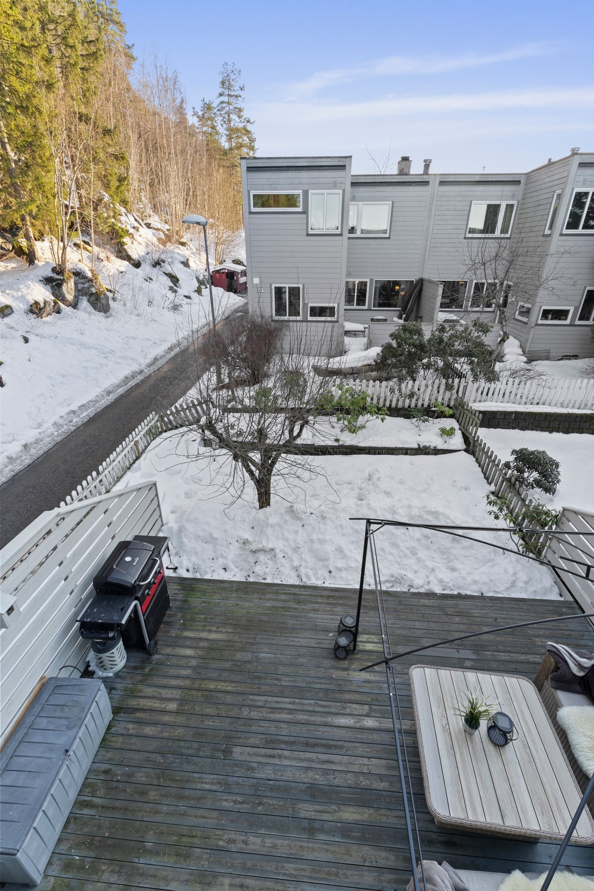 Fra terrassen er det adkomst til den flotte hagen Galleribilde